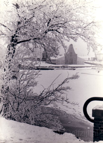 Nieuweweg van Buren sluisjes met een sneeuwdeken.jpg